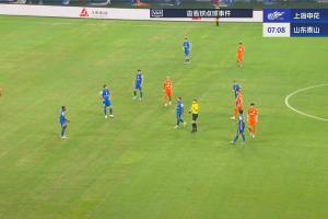 刘洋投诉马纳法禁区内手球，VAR介入后麦麦提江示意没有犯规